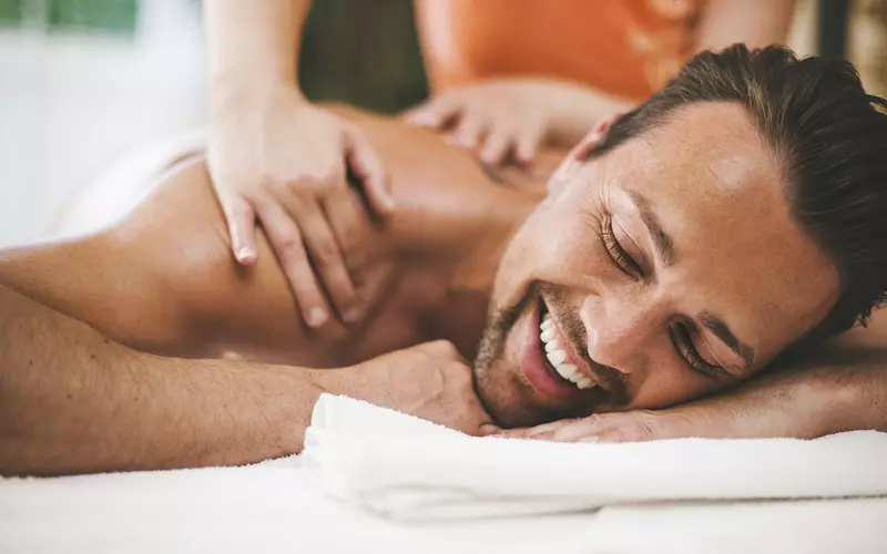 mann-entspannt-bei-massage
